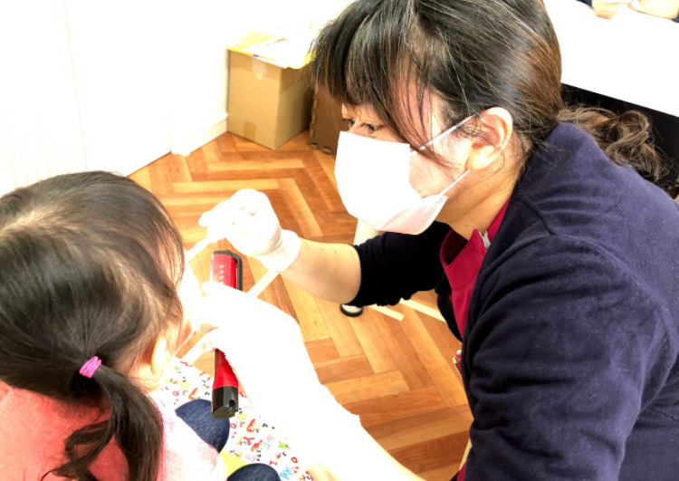 医療法人社団　悠天会　せんげん台木村歯科医院の写真7枚目：保育園、幼稚園
歯科検診中