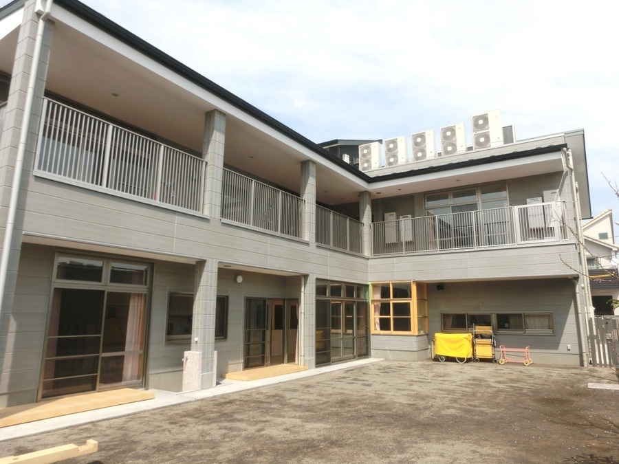 社会福祉法人すこやか福祉会　野のはな保育園の写真2枚目：小さな園庭と屋上が遊び場です。
近くには緑が多い大きな公園があります。