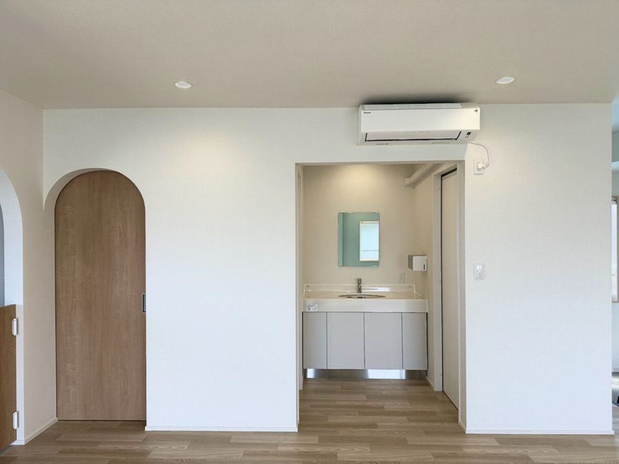 Lala Hina【2026年04月オープン予定】（理学療法士の求人）の写真3枚目：可愛い相談室の扉♪
綺麗な洗面☺