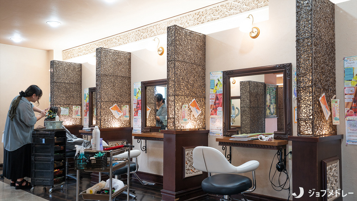 ローテローゼ 栃木イオン前店(美容師の求人)の写真9枚目:セット面が並びます