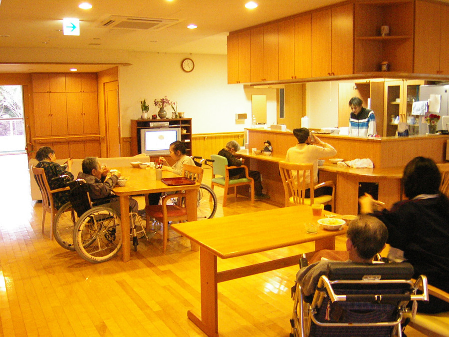 特別養護老人ホームやすらぎ園（介護職/ヘルパーの求人）の写真5枚目：幅広い年代のスタッフが働いています