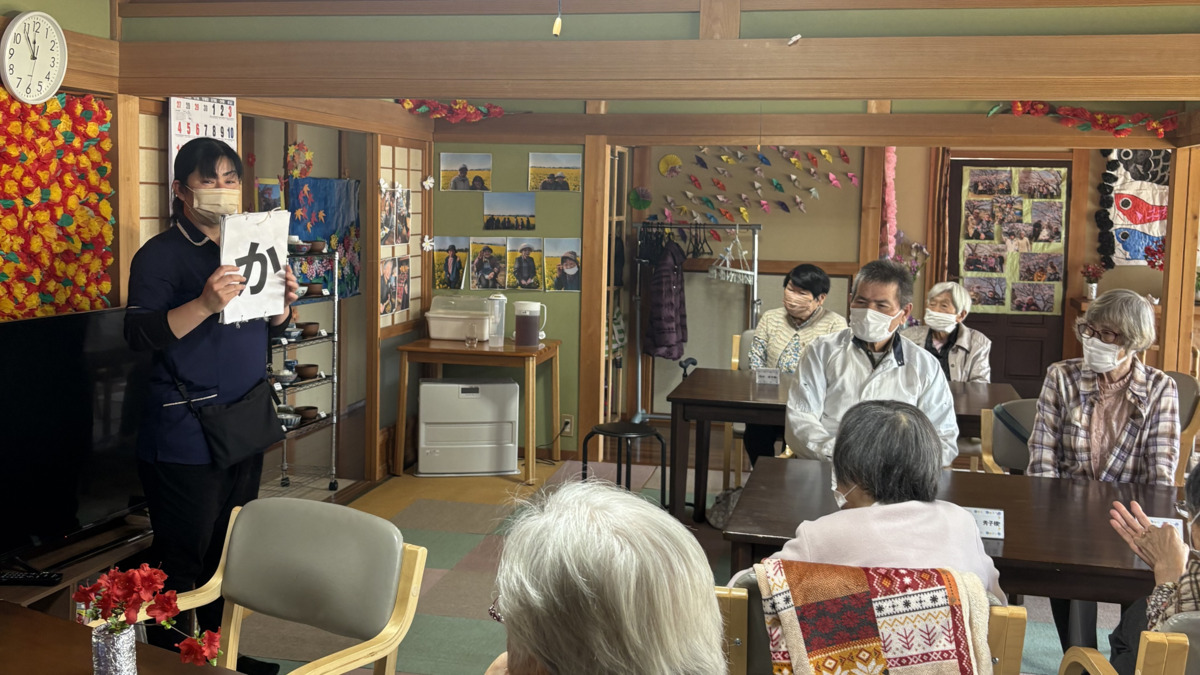 デイサービス陽季（介護職/ヘルパーの求人）の写真3枚目：レクリエーション風景です♪