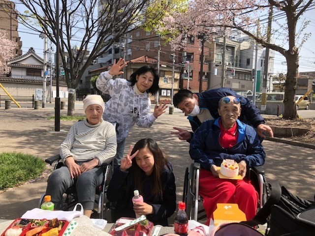 みゅう介護サービス（介護職/ヘルパーの求人）の写真2枚目：花見です