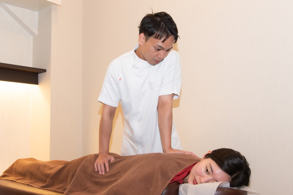 こころ整骨院（柔道整復師の求人）の写真4枚目：手技治療の技術も学べます。