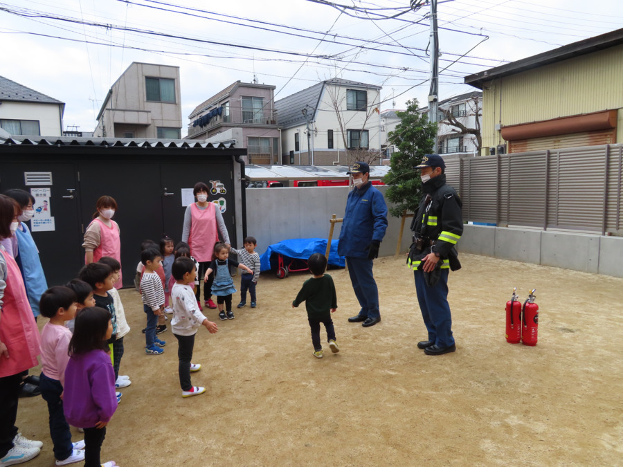 このえ西亀有保育園の写真13枚目：消防士さんに来ていただき、園庭で消火訓練／西亀有