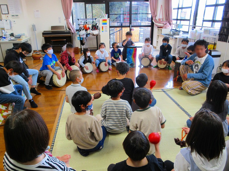 愛東南こどもの家（愛東南小学校区学童保育所）の写真5枚目：世界各国の太鼓を奏でています