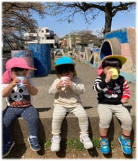ほっぺるランド西八王子（保育士の求人）の写真4枚目：公園にて
沢山遊んでお茶休憩です
