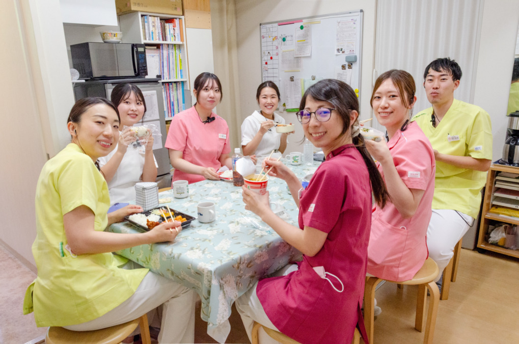 医療法人　中村歯科医院の写真7枚目：前後半に分けて昼食をとります。職種くかかわらず和気あいあい！