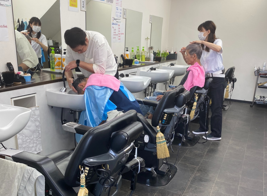 ジェイ 向島本店（理容師の求人）の写真2枚目：向島店　営業風景
