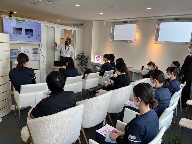 ルミエールデンタルクリニック（歯科衛生士の求人）の写真6枚目：定期的な勉強会を行っています。この日はL社本社の方から歯磨き剤の説明会