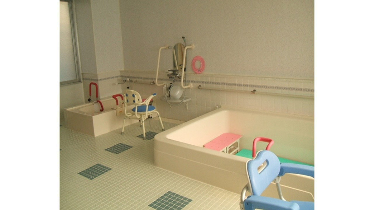 セントケア国立デイサービスセンター（生活相談員の求人）の写真2枚目：お客様の状態に合わせた個別入浴ケアを行っています！機械浴もあり♪セントケア国立