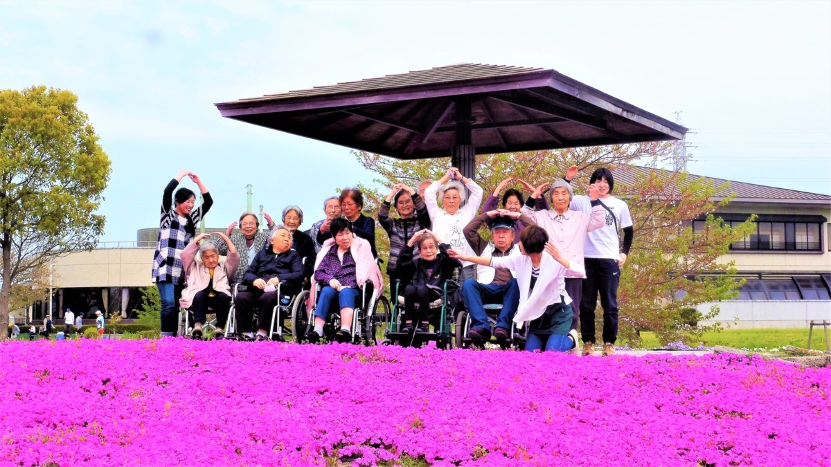 ネットワーク愛知デイサービス活き生き（介護職/ヘルパーの求人）の写真12枚目：芝桜を見にいったり天王川公園や津島神社等などあちこちに外出もしています！