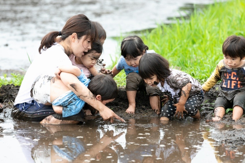 わくわくの森保育園の写真3枚目：田植え行事に合わせた泥んこ遊び