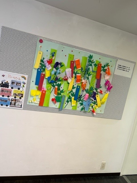 有料老人ホーム「私の時間」（介護職/ヘルパーの求人）の写真4枚目：施設の1Fにある保育園との交流も盛んです！入居者様だけでなく、園児とも関われます