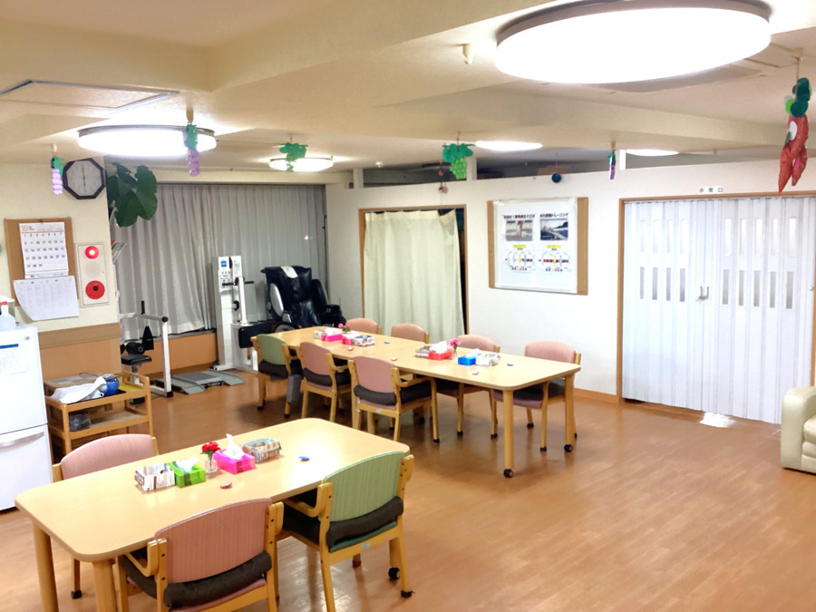 ミモザ横浜永田みなみ台デイサービスの写真3枚目：食堂兼機能訓練室です。ご利用者・職員の笑顔が絶えない施設を目指しております☆