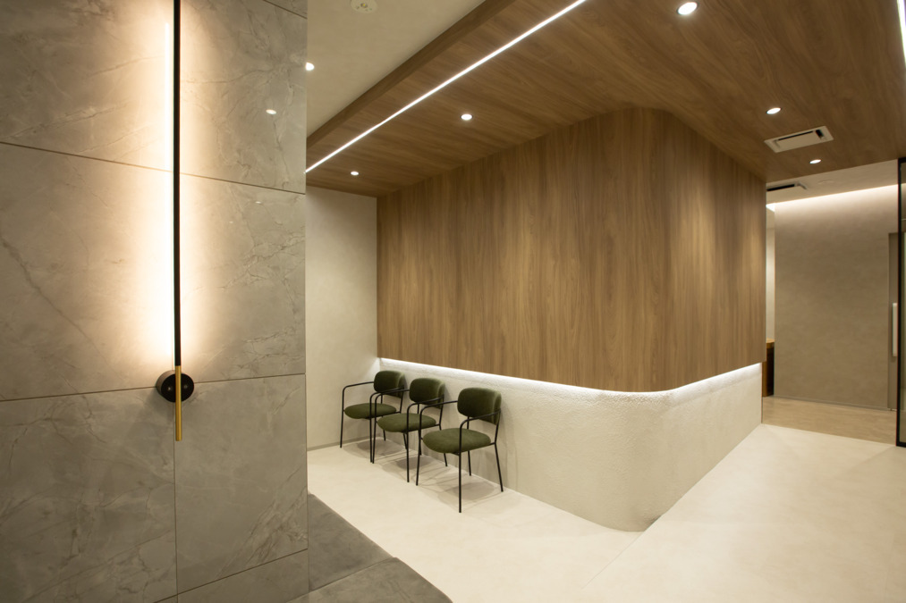 京都河原町スマイルデザイン歯科・矯正歯科【2025年09月16日オープン】（歯科助手の求人）の写真3枚目：落ち着いた雰囲気の待合室