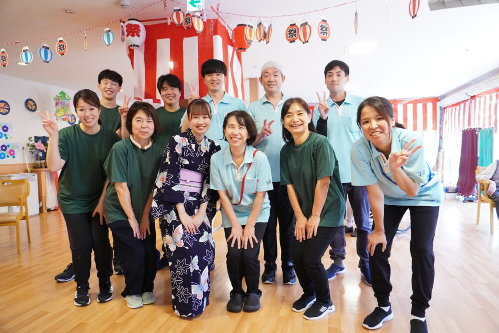 住宅型有料老人ホーム　リラクシングライフ（介護職/ヘルパーの求人）の写真4枚目：20～50代まで仲良く協力しています！