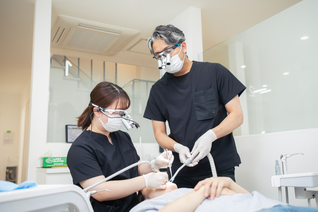 盛岡となん歯科・こども矯正歯科（歯科医師の求人）の写真2枚目：治療の精度をより上げるため、全ての診療でルーペを使用します