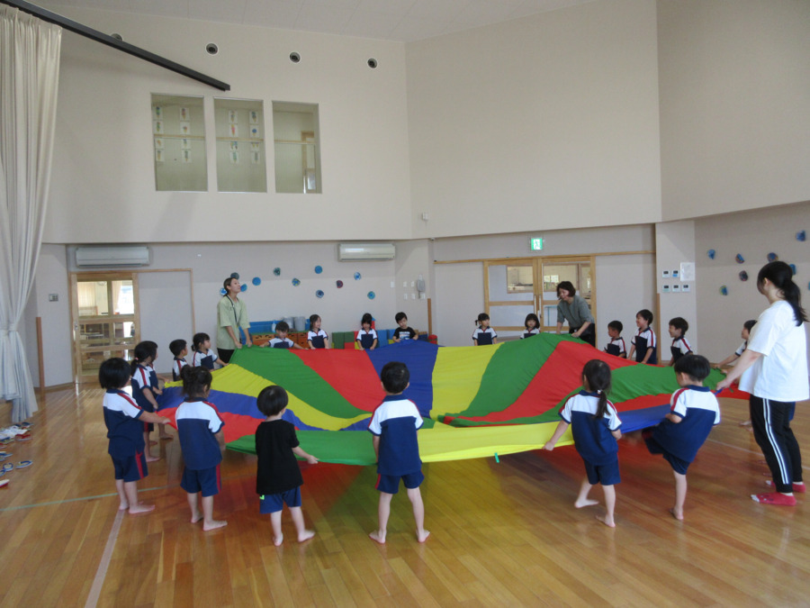 ほのみこども園（保育士の求人）の写真12枚目：協力し合う遊びを通じて子供たちと輝きませんか？