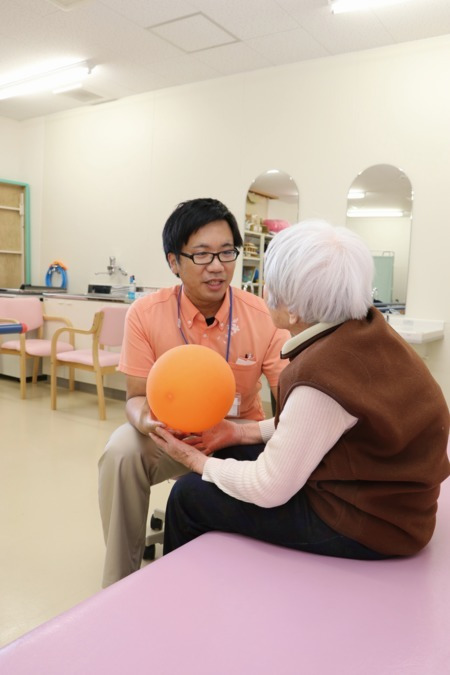 介護老人保健施設　エスペラル東淀川（看護師/准看護師の求人）の写真8枚目：ご利用者様の在宅復帰へ向けて、日々サポートに励みます
