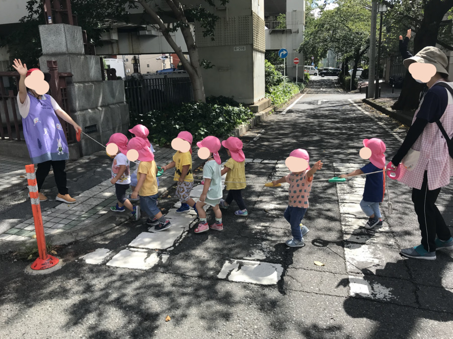 横浜みなみ薫保育園の写真12枚目：お散歩楽しいな～♪