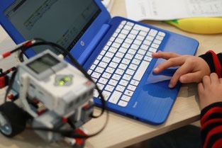 ロボ団 豊山校の写真3枚目:作成したプログラムとロボットは発表の場でお披露目しています