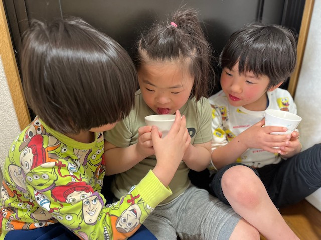 放課後等デイサービス ウィズ神戸あらた(児童指導員/指導員の求人)の写真8枚目:友達とのかけがえのない時間を過ごし、人を大切に思う思いやりの気持ちを育んでいます