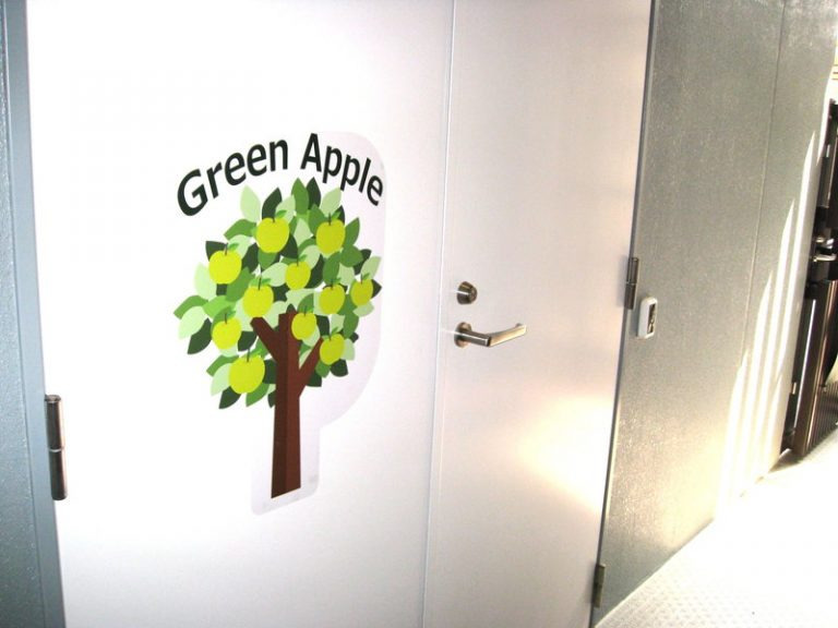 Green Apple調布ケ丘（放課後等デイサービス）の写真3枚目：施設入り口です