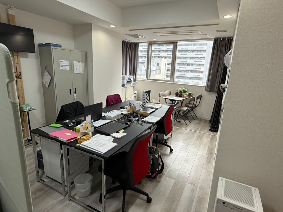 訪問介護ステーションケアリーチ(介護職/ヘルパーの求人)の写真4枚目:デスクも広々使える職場環境です