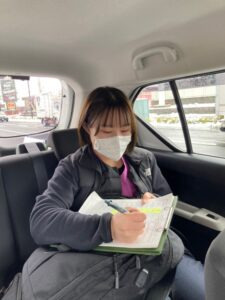 医療法人社団敬正会　あんクリニック訪問診療（看護師/准看護師の求人）の写真2枚目：車内移動中の様子です。移動の時間を使って事務作業や関係機関への連絡等行います。