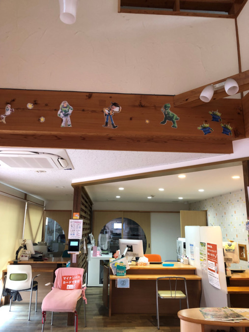 本郷あおば薬局の写真3枚目：木の温もりが感じられる広々とした店内