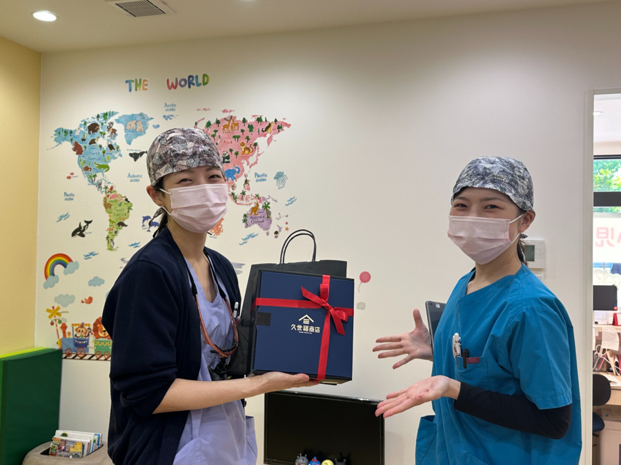鶴見豊岡こどもおとな歯科（歯科衛生士の求人）の写真4枚目：スタッフのお祝いもみんなでワイワイと