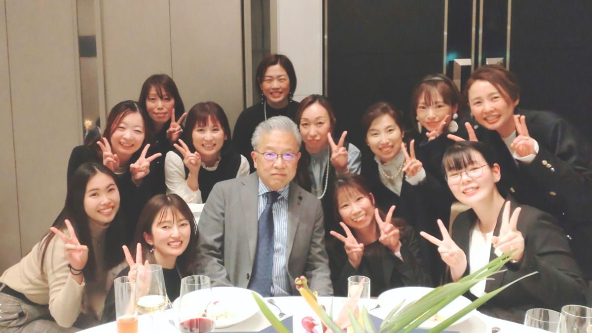 医療法人　なかやま歯科医院の写真9枚目：開院10周年の式典開催時の写真です☺︎職制関係なく仲良し！