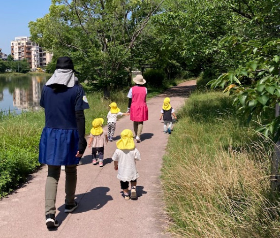 あじや保育園Anera～アネラ～（保育士の求人）の写真8枚目：天気の良い日はお散歩へ出かけます