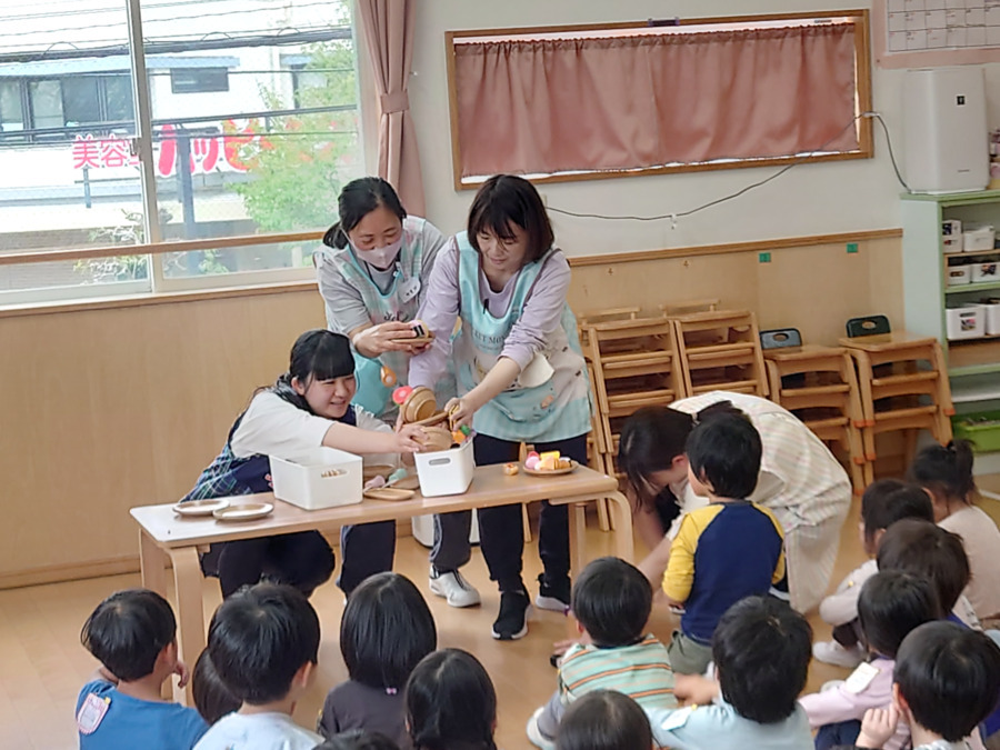 あさしがおかアンジュこども園（保育士の求人）の写真5枚目：おもちゃ独り占めの実演？