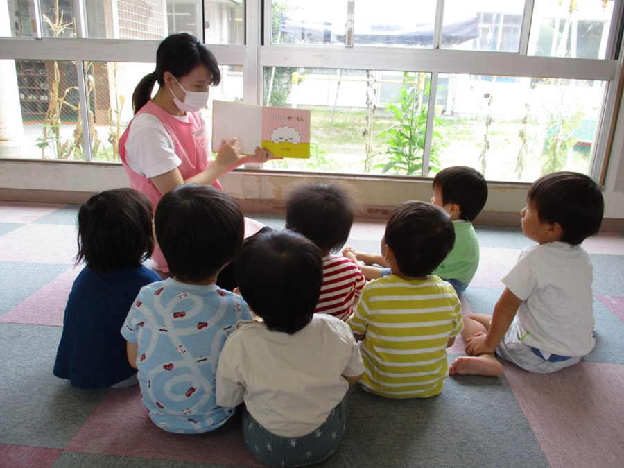 滋賀県立総合病院ひまわり保育園の写真1枚目：職員同士の信頼関係を大切にお子さまを育んでいます。