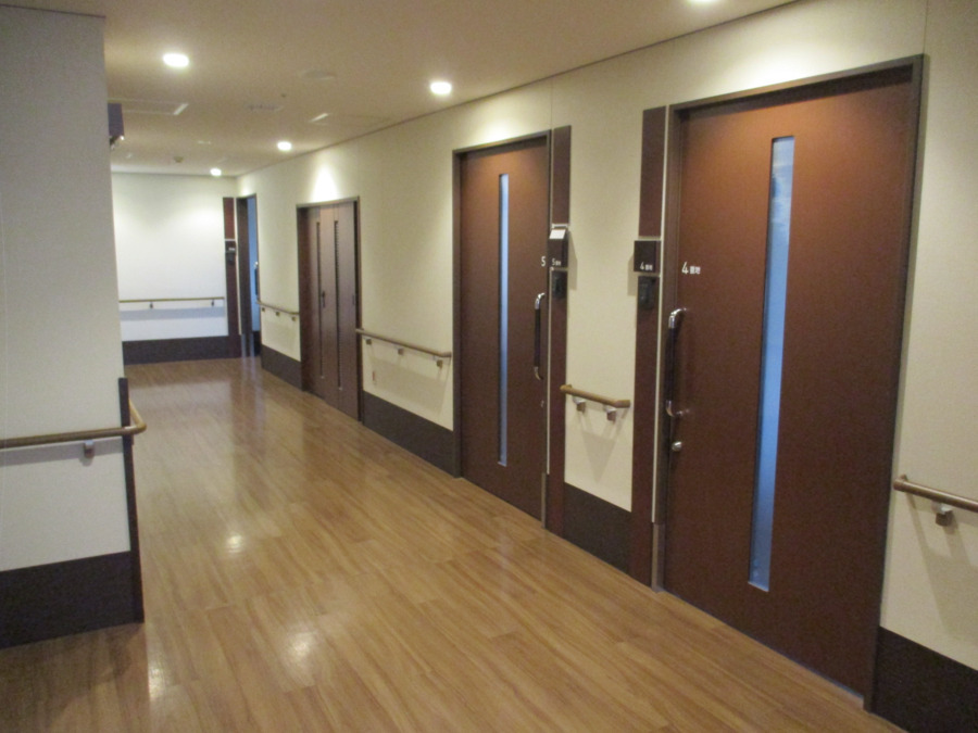 南生協よってって横丁 グループホームよってって(介護職/ヘルパーの求人)の写真5枚目:居室前の写真です。1ユニット9名で2ユニットあります。