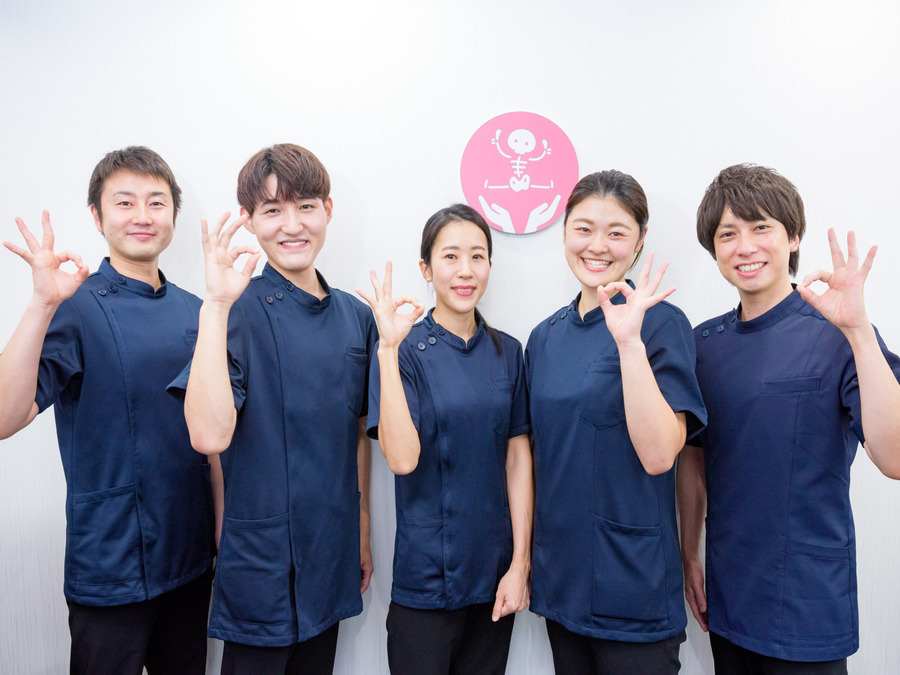 骨盤 × ツボ　コツボ整体院　市川行徳店（柔道整復師の求人）の写真14枚目：20代、30代が活躍中！！一緒にお店を盛り上げてくれる仲間をお待ちしています♪