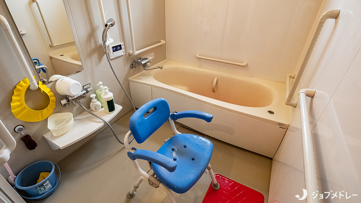 デイサービス第2しんあいの写真16枚目：ゆったりと浸かれる浴室です♪