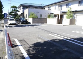 医療法人社団豊泉歯科医院の写真2枚目：駐車場は医院前に7台、南側に6台、向かい側にもご用意しています