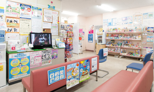 辻薬局 大名小路店（薬剤師の求人）の写真2枚目：大名小路店 内観_OTCも多数億店舗♪患者様からのご相談も受けます。