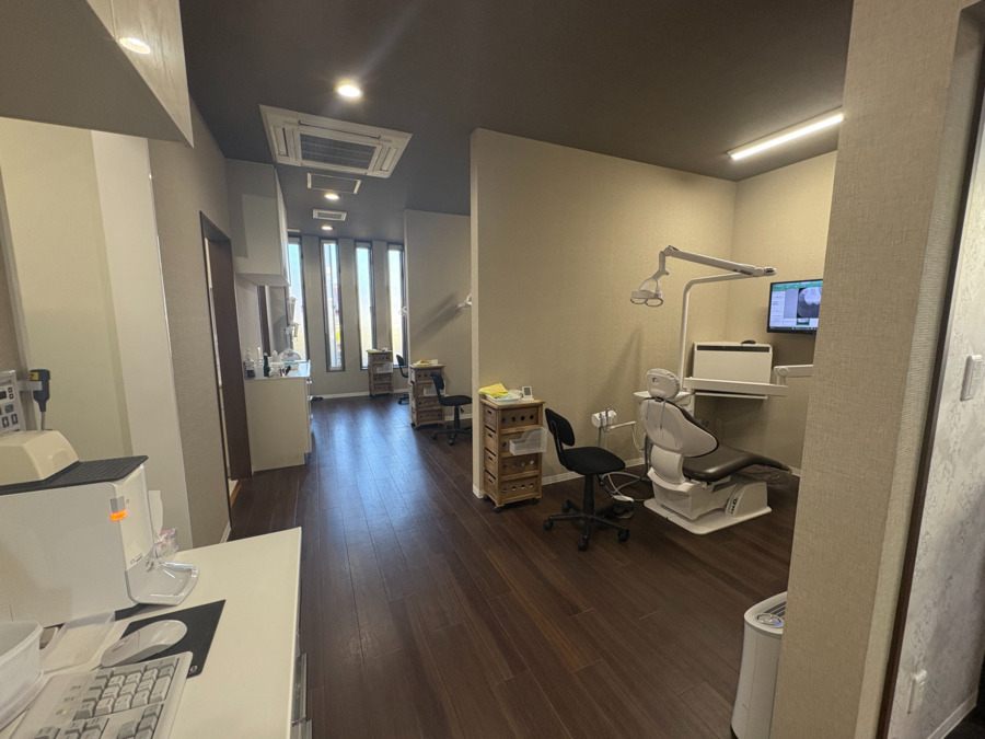 厚狭駅前歯科医院（歯科衛生士の求人）の写真3枚目：ユニットは3台と自費治療を行う特別診療室の計4台ございます。