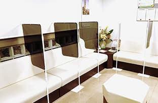神奈川ウィメンズクリニック（医療事務/受付の求人）の写真3枚目：パーテーションのある待合室
