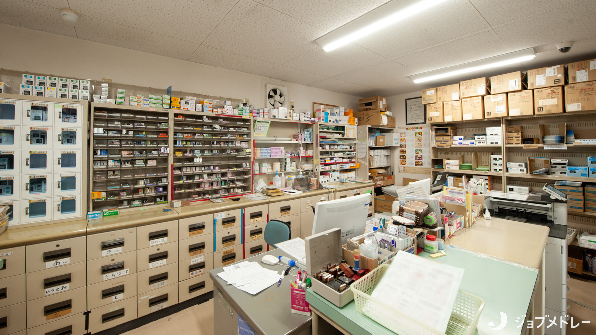 ふれあい薬局・大戌亥（薬剤師の求人）の写真6枚目：医薬品が並ぶ調剤室です