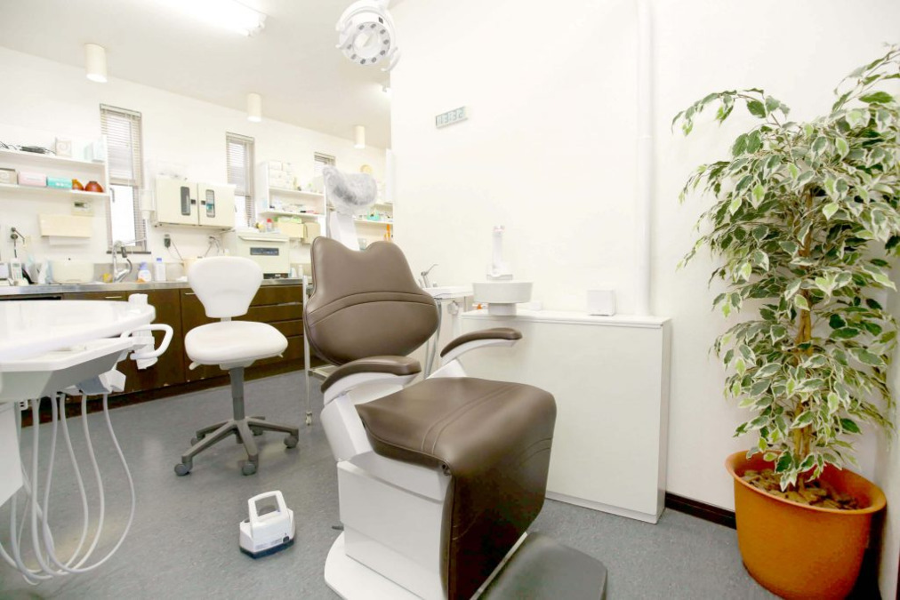 ひろ歯科医院(歯科衛生士の求人)の写真8枚目:各チェアは半個室になっているのでプライバシーが確保できます◎
