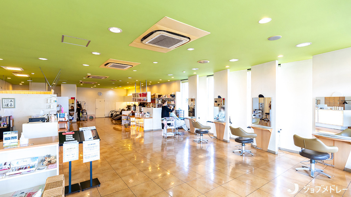 ローテローゼ　藤岡店（美容師の求人）の写真5枚目：明るい雰囲気の広々とした空間です