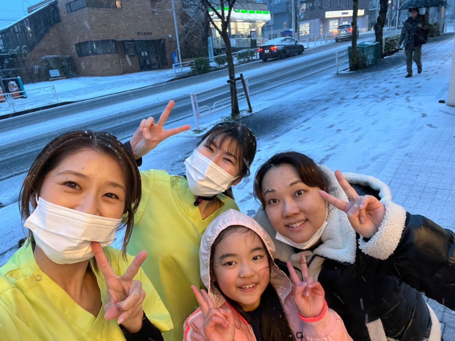 たまプラーザファミリー歯科（歯科衛生士の求人）の写真2枚目：雪が降ってテンション上がったスタッフたちです♪