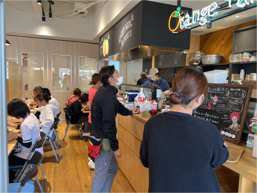 医療法人元気会　わかさクリニック（看護師/准看護師の求人）の写真4枚目：社員食堂はオレンジテーブルで提供されています♪