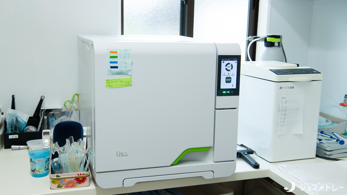 かわべ歯科医院（歯科衛生士の求人）の写真18枚目：患者様のお口に入る器具は、高圧蒸気滅菌器で滅菌しています