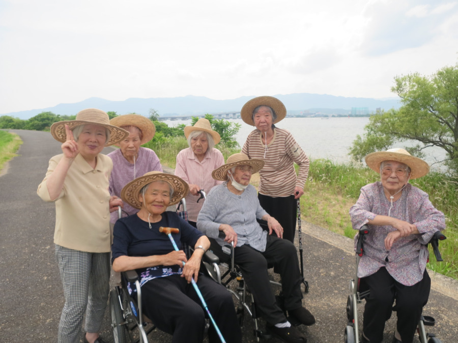 だんらんの家 南草津（介護職/ヘルパーの求人）の写真3枚目：外出も大切な機能訓練！利用者さんと一緒に外出もします。